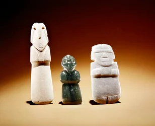 Figures sculptées avec celte en forme d